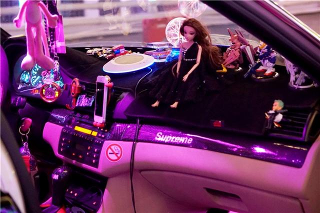 车友把“初音酱”藏到宝马E46的引擎舱里，打造不一样的痛车风格！