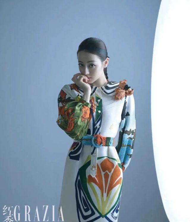 迪麗熱巴時尚大片曝光！穿黑裙宛如黑天鵝，中筒襪配高跟鞋顯身材 娛樂八卦吃瓜 第8张