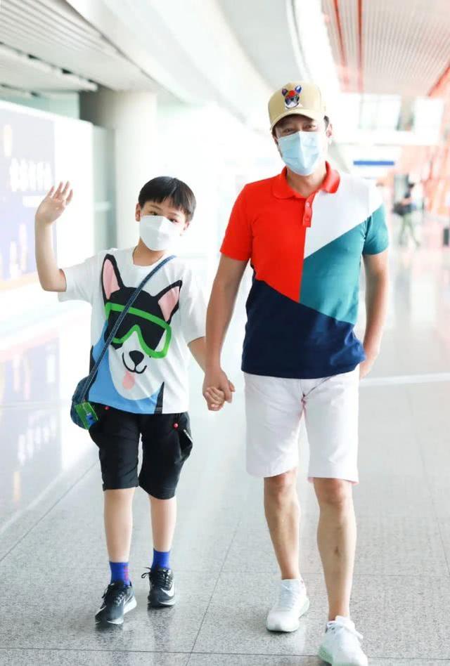 53歲蔡國慶和兒子現身機場，穿休閒裝對鏡頭比六一，畫面溫馨超甜 娛樂八卦吃瓜 第4张