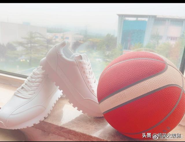 白敬亭给女篮李梦送鞋，李梦觉得很般配，满满的幸福…… 七夕送什么礼物给