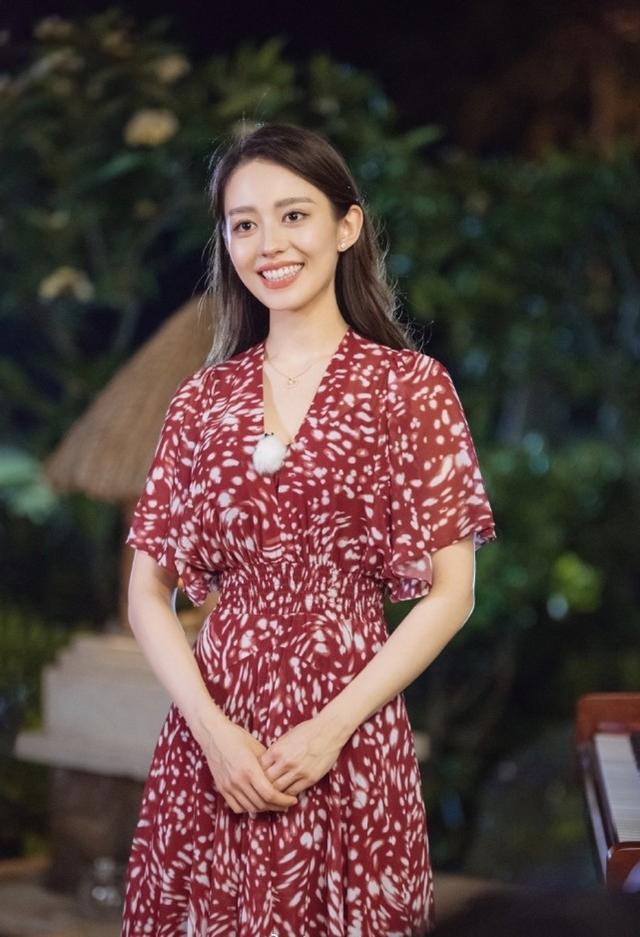吉娜不愧是「小公主」！現身綜藝節目穿紅色碎花長裙，顏值太吸睛 娛樂八卦吃瓜 第3张