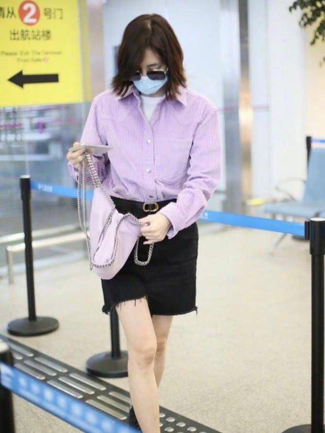 王麗坤穿著簡約大方，白色T恤搭配藍色闊腿褲，私服穿搭太顯氣質 娛樂八卦吃瓜 第6张