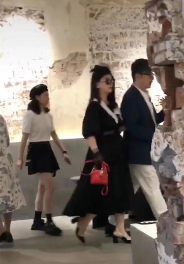 李湘夫婦現身網紅店，打扮隆重仿佛參加頒獎典禮，網友直呼太夸張 娛樂八卦吃瓜 第1张