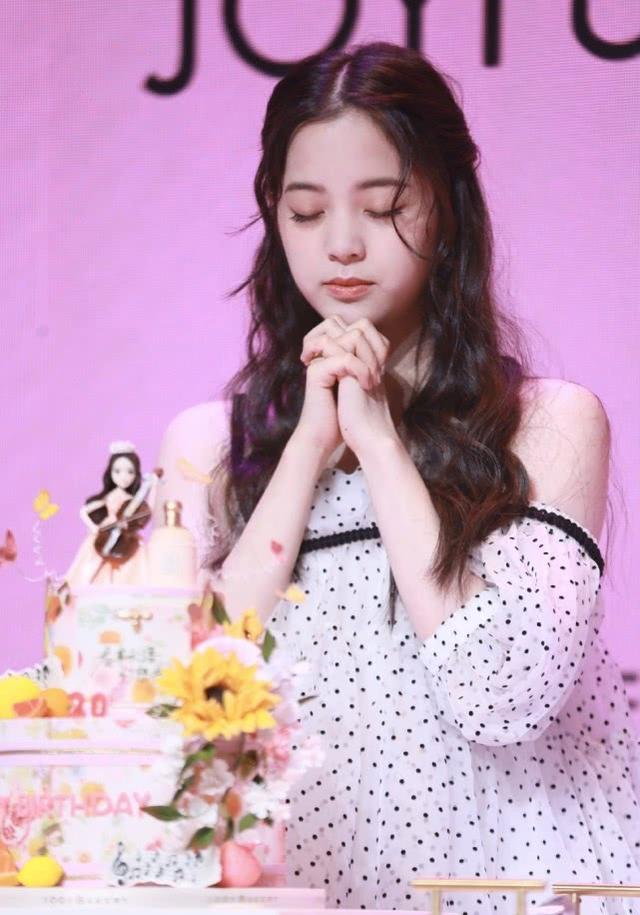 歐陽娜娜現身活動，穿露肩波點連衣裙甜美可愛，圓圓嬰兒肥更減齡 娛樂八卦吃瓜 第2张