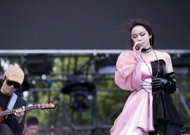 53歲伊能靜心態不老，穿撞色抹胸裙大玩音樂，秦昊反而像長輩 娛樂八卦吃瓜 第4张