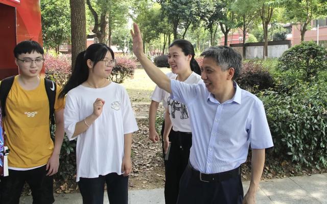 毕业季送喜欢的女生什么礼物,送给女生的毕业礼物推荐