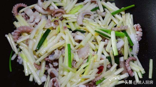 37元買了2條鮮活的八爪魚，便宜嗎？配上韭黃簡單炒一炒，下飯 熱愛美食 第17张