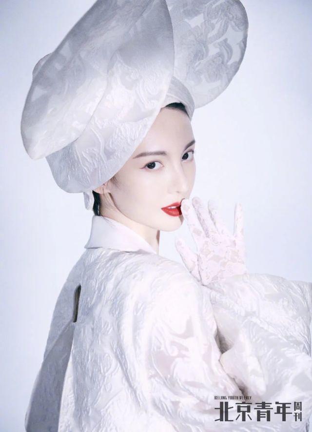 金晨封面大片曝光，復古穿搭配精美紅唇妝容，不愧「氣質美女」 娛樂八卦吃瓜 第5张