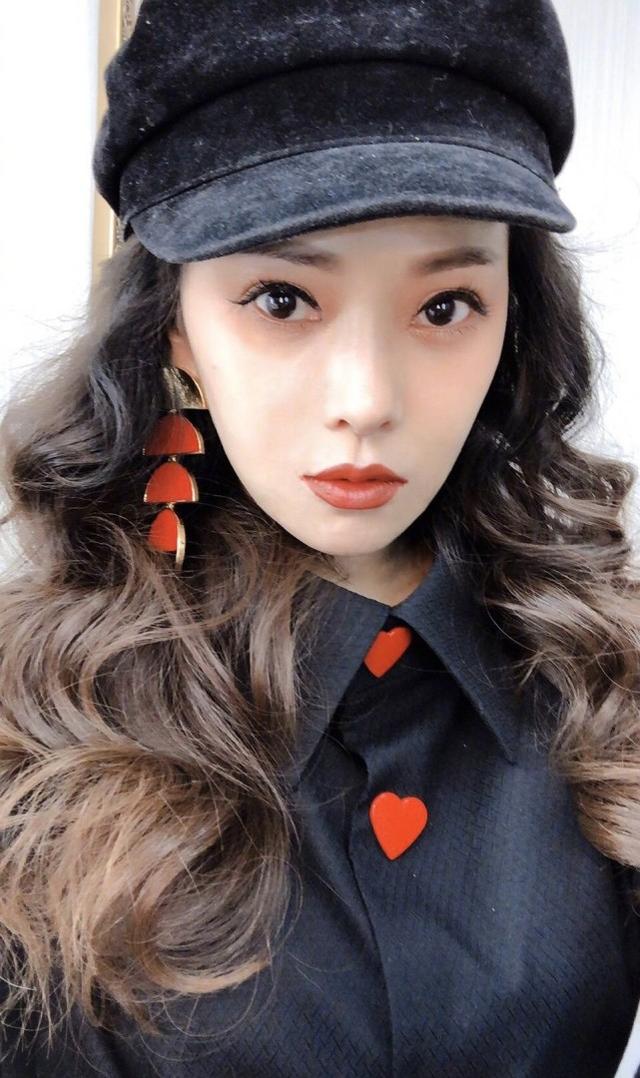 52歲伊能靜心態年輕，cos32年前自己沒壓力，網友：減齡感十足 娛樂八卦吃瓜 第3张