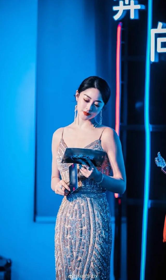 武漢26歲美女主播，常年健身練出好身材，網友直呼看了不想換台 街拍正妹 第2张