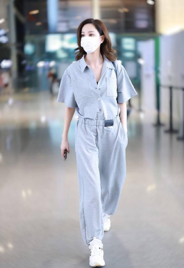 39歲鄭希怡現身機場，穿連體褲休閒卻不失霸氣，不愧是酷帥姐姐 娛樂八卦吃瓜 第1张