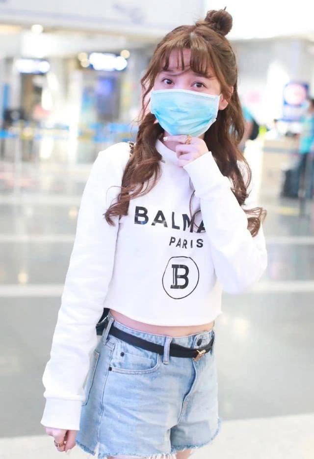 36歲金莎現身機場，穿露腰T恤配短褲太甜美，龍須發型減齡太像18 娛樂八卦吃瓜 第4张