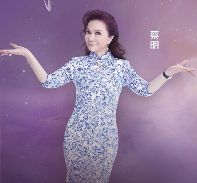 蔡明罕見出席活動，60歲了依舊滿臉膠原蛋白，好狀態打破住院傳聞 娛樂八卦吃瓜 第7张