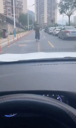笑死我了，在高鐵上遇到了一個脫鞋的小姐姐，我用行動糾正了她 搞笑整蠱 第19张