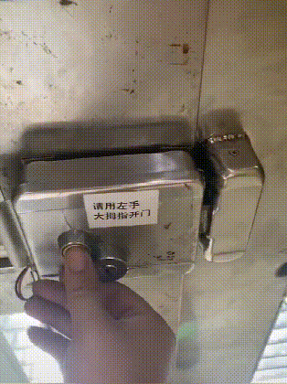 笑死我了，姑娘，你是第一次坐電瓶車吧，這個坐姿不覺得尷尬嗎 搞笑整蠱 第22张