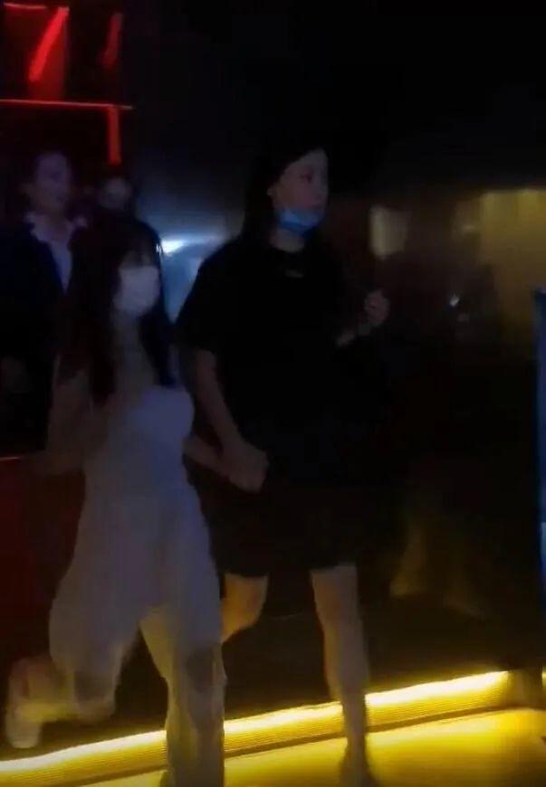 李小璐緊牽助理現身酒吧，穿吊帶秀性感身材，網友：夜生活挺豐富 娛樂八卦吃瓜 第3张