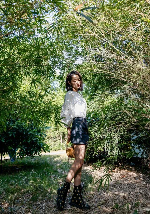 李沁社交平台曬美照！白色泡泡袖搭配高腰牛仔褲，氣質清新又素雅 娛樂八卦吃瓜 第1张