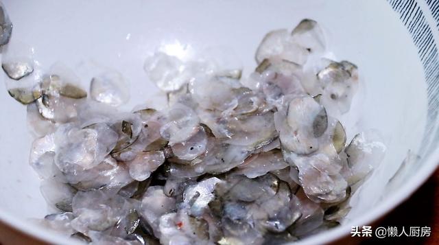 魚鱗別再扔掉了，它營養豐富，4斤重的草魚能刮下多少魚鱗？ 熱愛美食 第5张
