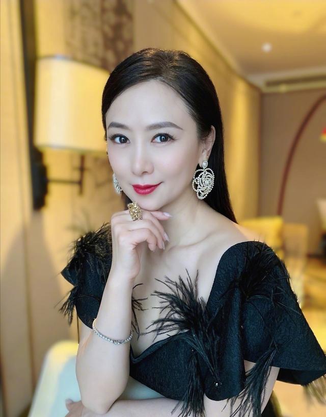 52歲翁虹越老越迷人，大長腿，膚白緊致，這哪裡像是60後的人啊 街拍正妹 第5张