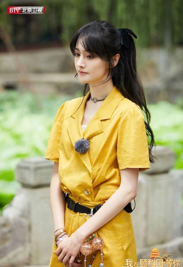 「楚雨蕁」鄭爽太會穿！姜黃色工裝風套裝顯露長腿，甜酷造型給力 娛樂八卦吃瓜 第9张