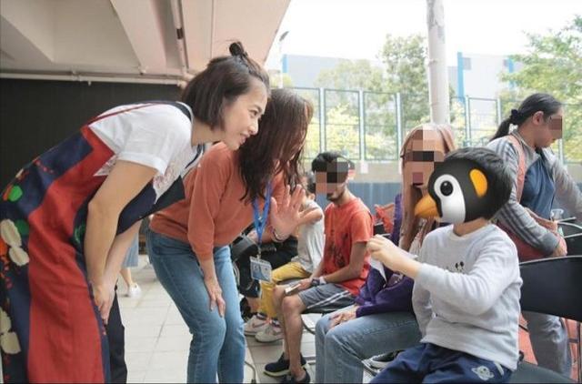 香港女首富甘比暴富後活成少女，扎蘋果頭超減齡，日常就是做公益 娛樂八卦吃瓜 第3张