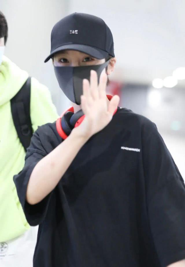 謝楠二胎後更顯少女？穿全黑look走機場，「小鳥腿」讓女生太羨慕 娛樂八卦吃瓜 第2张