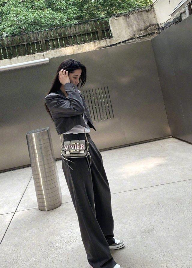 歐陽娜娜機場私服照釋出：穿暗綠T恤搭配高腰闊腿褲，時尚感十足 娛樂八卦吃瓜 第7张