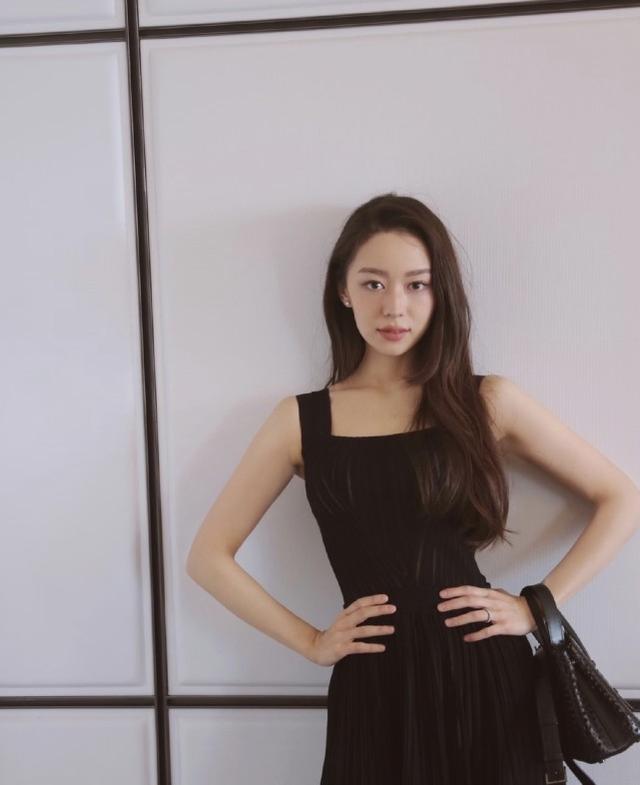 吉娜不愧是「小公主」！現身綜藝節目穿紅色碎花長裙，顏值太吸睛 娛樂八卦吃瓜 第8张