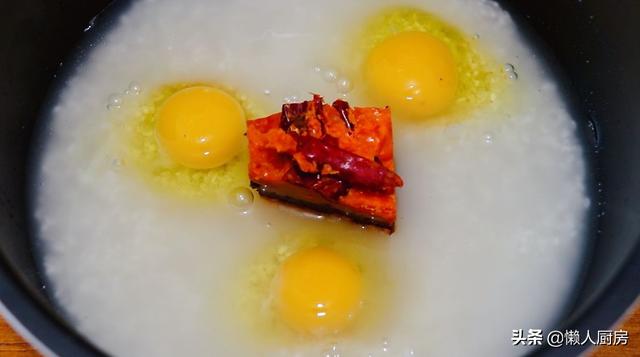 這是懶人燜飯的做法，大米里加一塊火鍋底料，打入3個雞蛋 熱愛美食 第10张