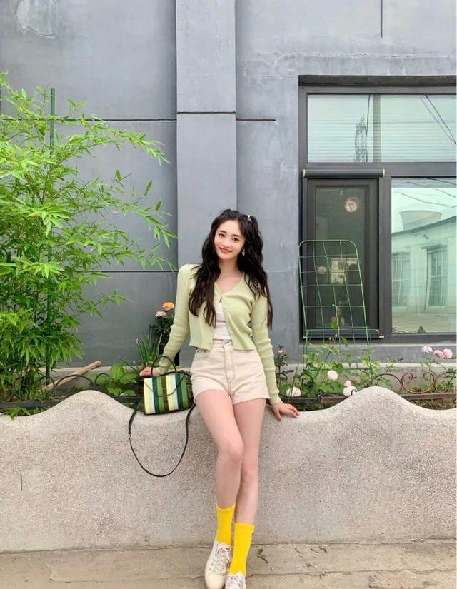 周潔瓊不愧是「小仙女」！白色抹胸配牛仔褲大秀蜂腰，溫婉又甜美 娛樂八卦吃瓜 第5张