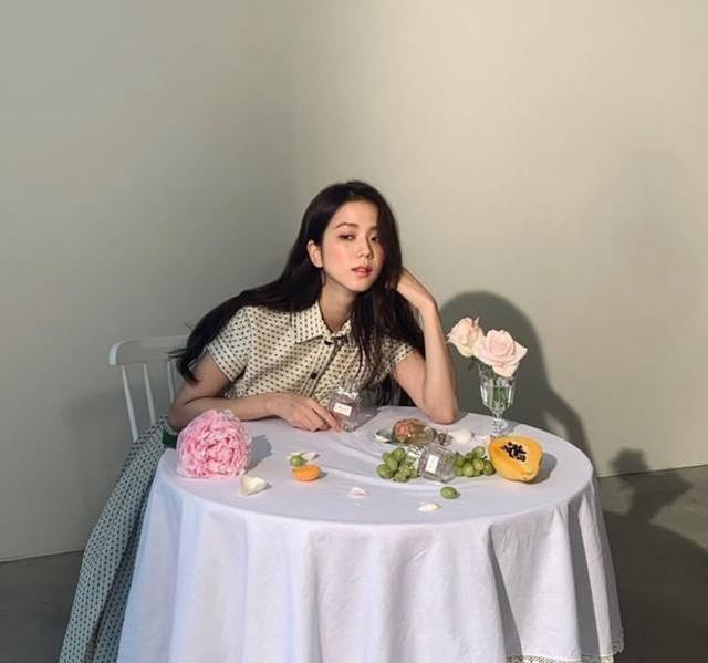 韓國「氧氣美女」金智秀，雜志花絮釋出，穿波點長裙演繹時尚復古 娛樂八卦吃瓜 第5张