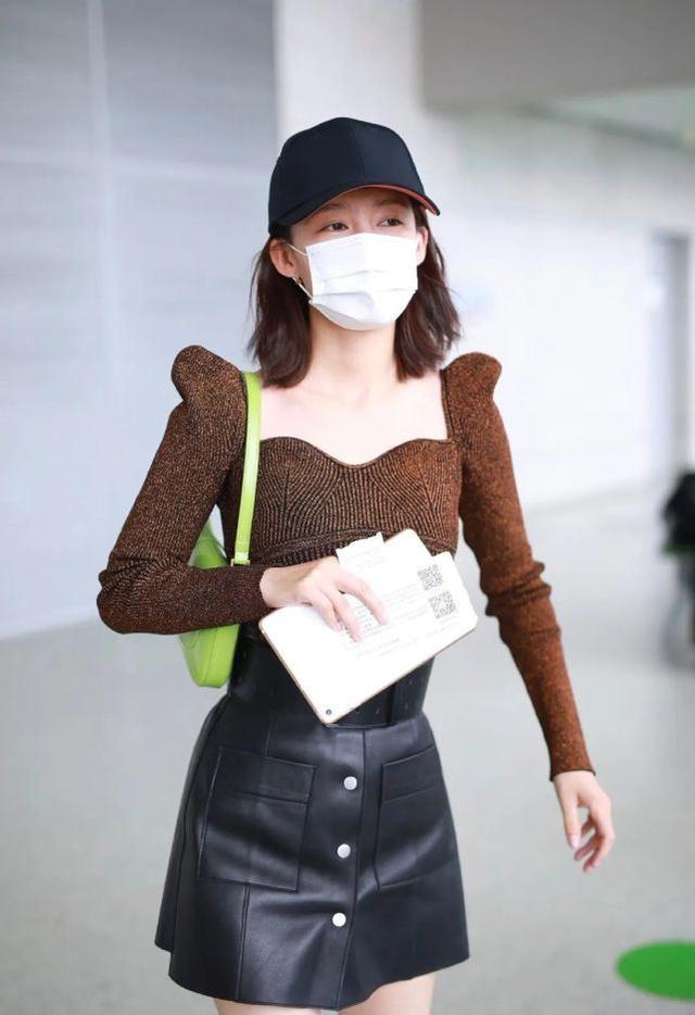 李沁現身機場，復古緊身上衣配皮裙秀「牛奶腿」，好身材一覽無遺 娛樂八卦吃瓜 第1张
