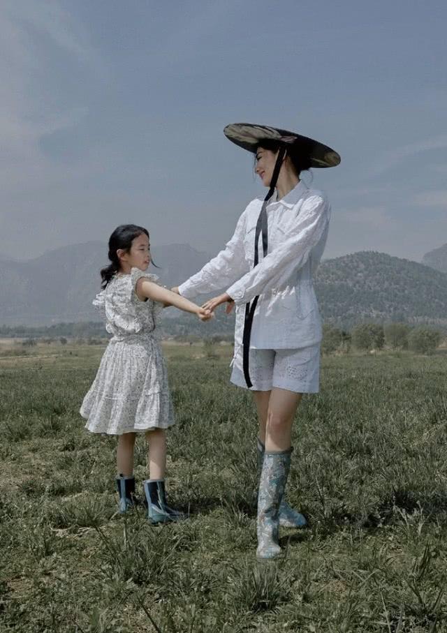 黃奕拍攝親子大片！7歲小女兒鐺鐺鏡頭表現力真強，黃奕逆齡生長 娛樂八卦吃瓜 第2张