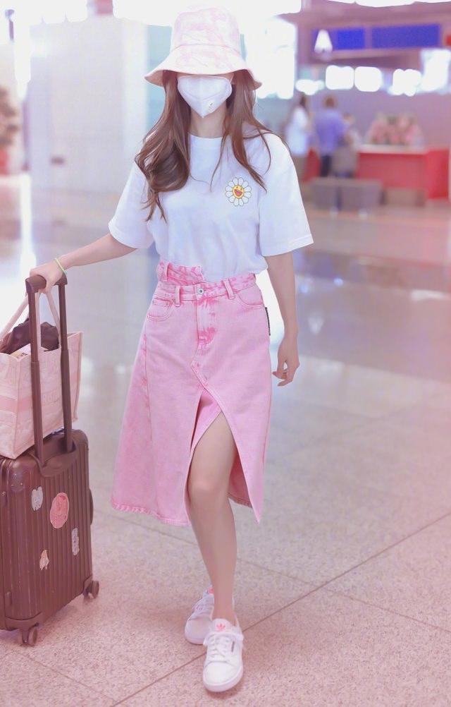 Angelababy現身機場，穿白色T恤配少女粉半裙，太像草莓味女孩 娛樂八卦吃瓜 第4张