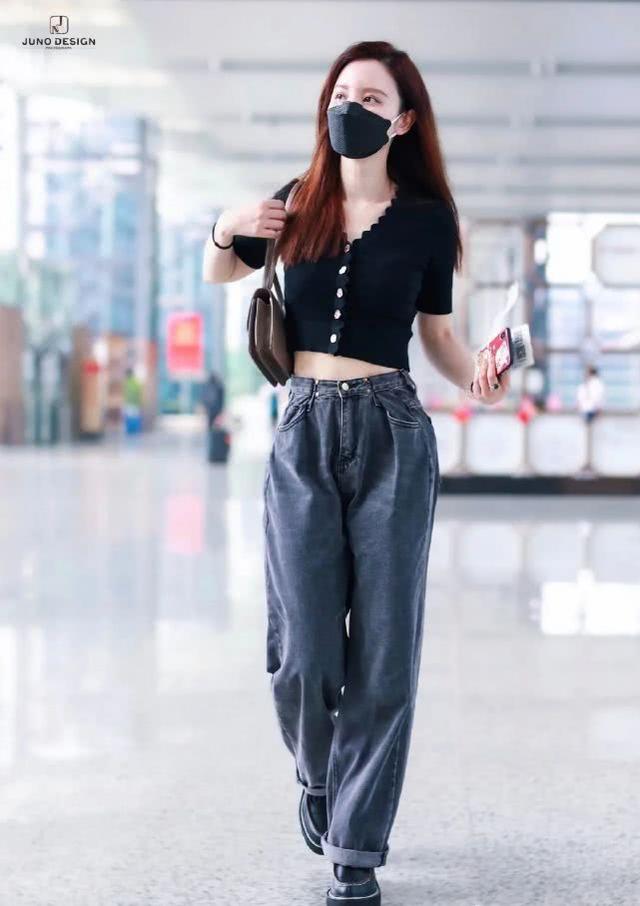 40歲張萌愛上女團風，身穿綠色連體衣扮酷走機場，好身材擋不住 娛樂八卦吃瓜 第9张