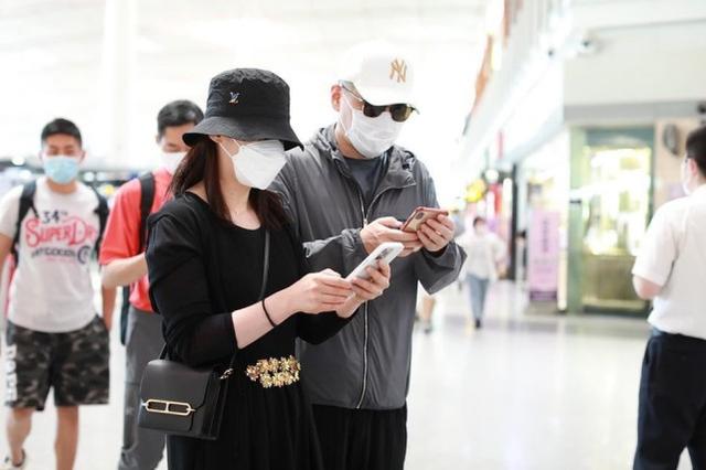 明星果然能賺，蔣勤勤背12萬包包只是日常，夫妻倆低調「炫富」 娛樂八卦吃瓜 第1张