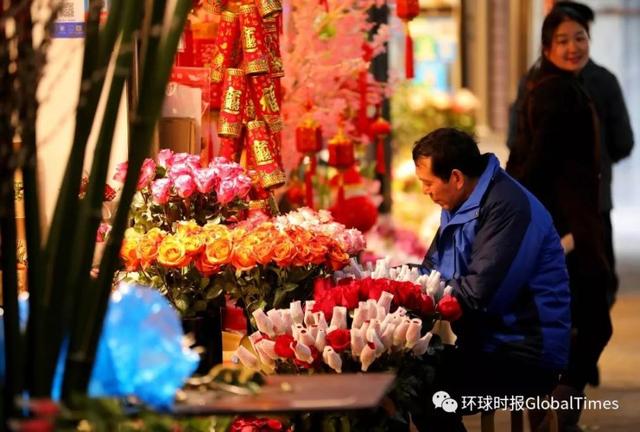情人节要送什么礼物明天情人节怕啥？单身汪们，咱戳进来“云收花”！