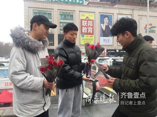 情人节送什么好情人节买束玫瑰送爱人，花店路边随便挑