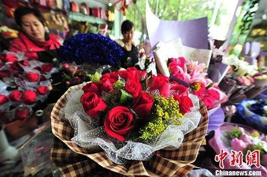 情人节送女孩礼物白色情人节给男朋友发什么好 给老公暖心祝福语简短一句话