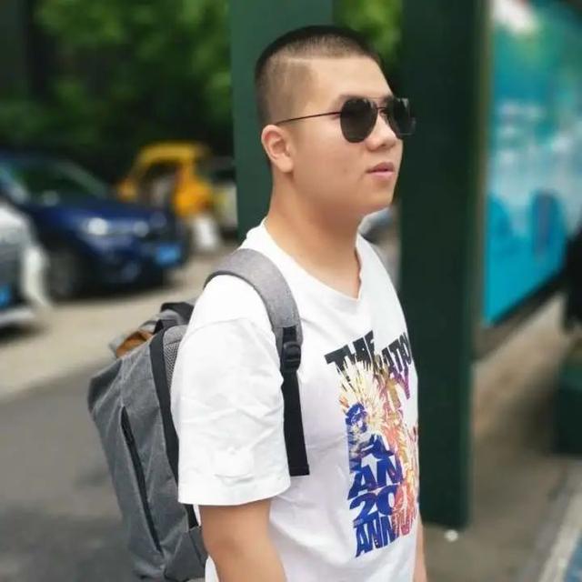 惊掉下巴！浙江盲人小伙随手一画，梦幻色彩迷倒无数妈妈粉：我要拿来做旗袍