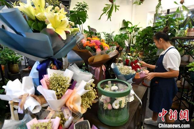 情人节该送什么礼物七夕来了，说“节日快乐”合适吗？