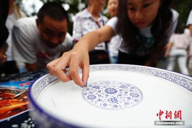 情人节该送什么礼物七夕来了，说“节日快乐”合适吗？