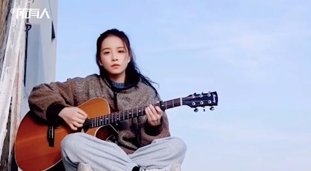 清华大学华智冰是机器人吗（虚拟学生华智冰弹唱）