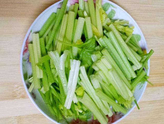 芹菜炒多久能熟，没有过水的芹菜一般炒几分钟熟（千万不要直接下锅炒）