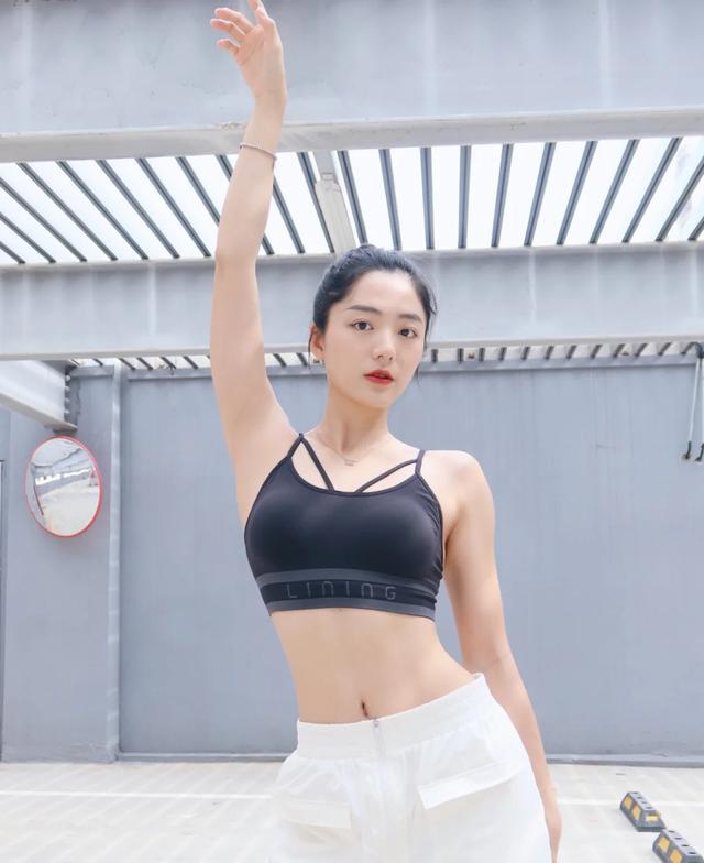 高顏值女私教，香肩，美背性感撩人，分享如何打造同款完美身形 健身減肥達人 第4张
