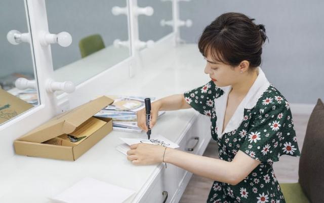「娘娘」孫儷留長發！罕見曬照長發挽起溫婉淑女，網友：換風格了 娛樂八卦吃瓜 第6张