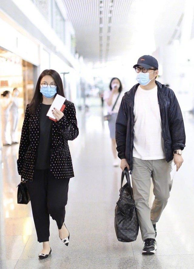 李湘一家三口現身機場，李湘穿波點西裝身材顯胖，母女倆該減肥了 娛樂八卦吃瓜 第6张