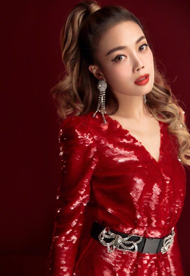 容祖兒年紀這麼大了，41歲了身材竟還這麼好！有啥秘訣？ 街拍正妹 第4张
