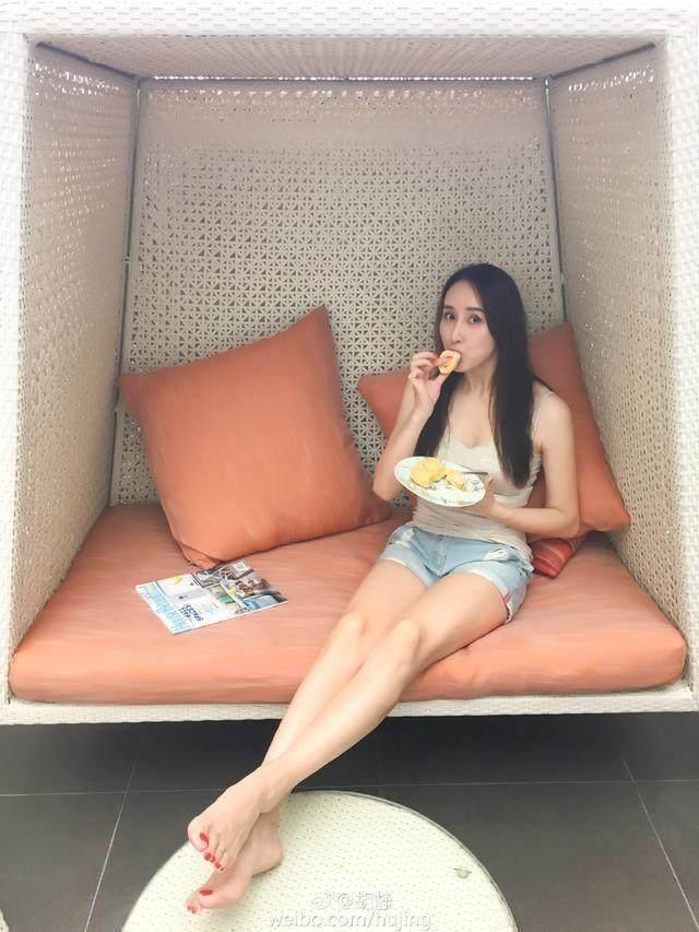 闊太胡靜身材確實有料，43歲的身體23歲身材，是怎麼做到的？ 街拍正妹 第3张