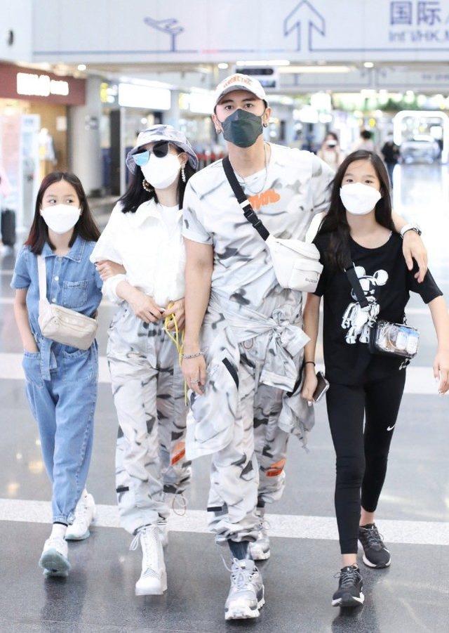 鍾麗緹一家現身機場，張倫碩和繼女相處超融洽，現場傳授舞技 娛樂八卦吃瓜 第2张